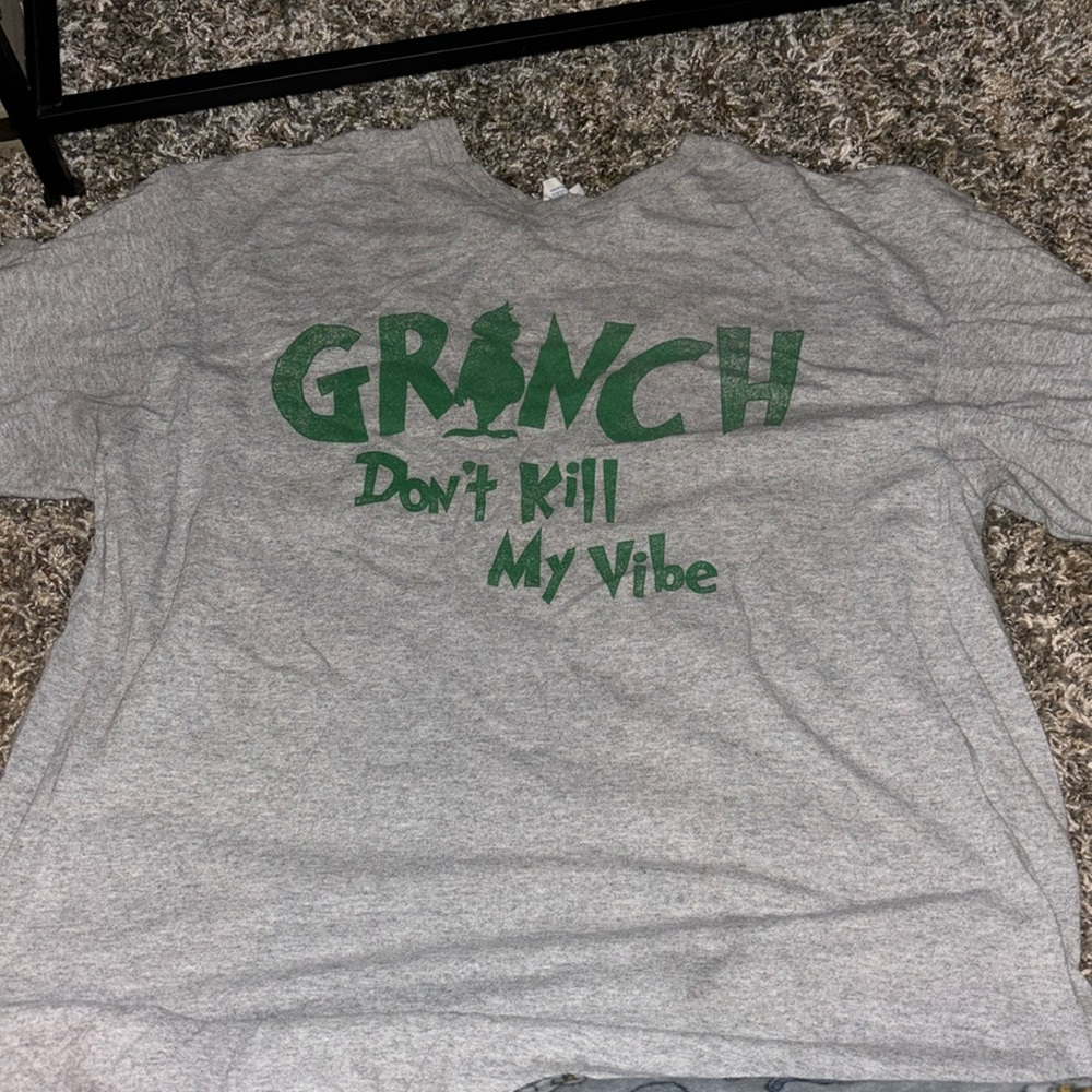 grey “grinch don’t kill my vibe” short sleeve